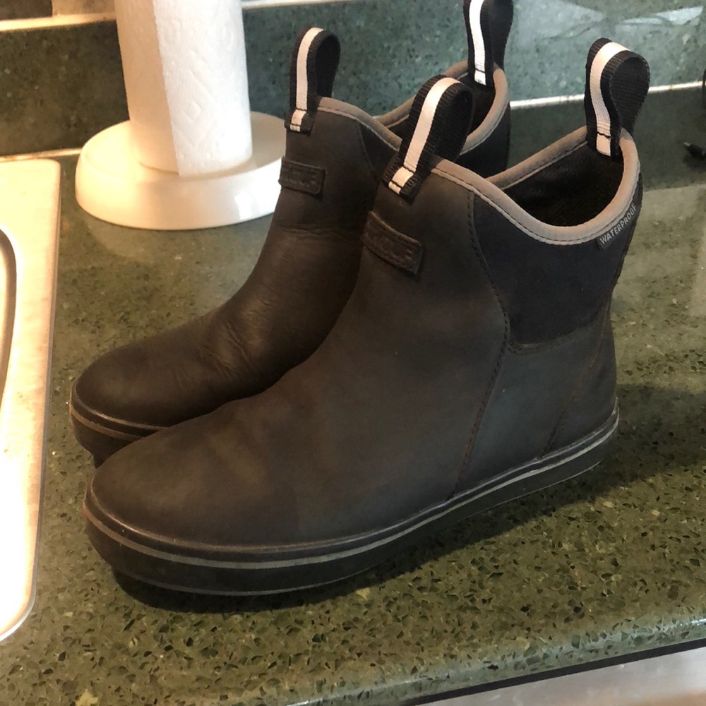 Size 7 leather xtra tuffs.